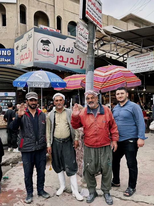 一些人在街上站在伞下