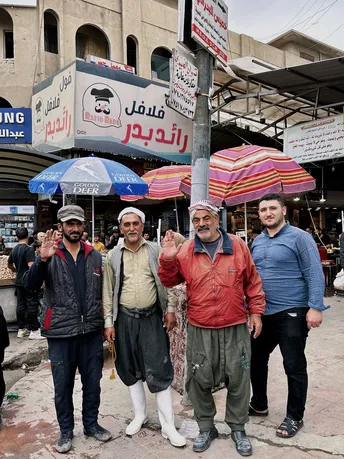 一些人在街上站在伞下