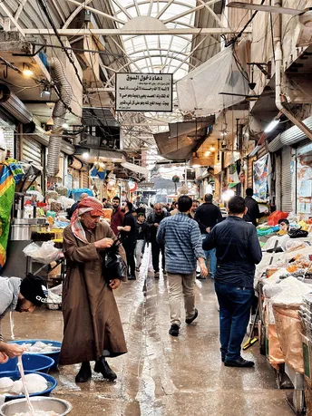 人们在鱼市场的过道里走