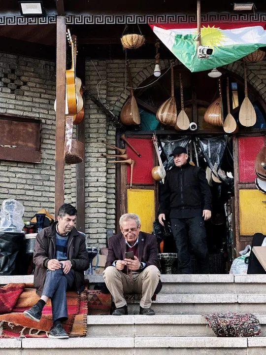 有些人坐在建筑物外的台阶上。