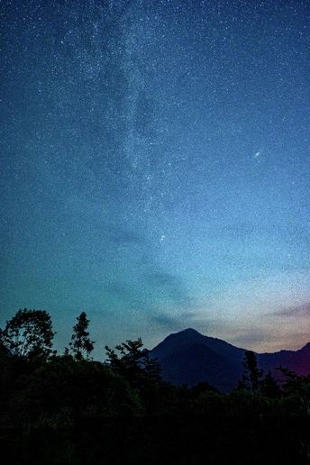 夜晚的山上星空