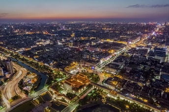 夜间城市的鸟瞰图