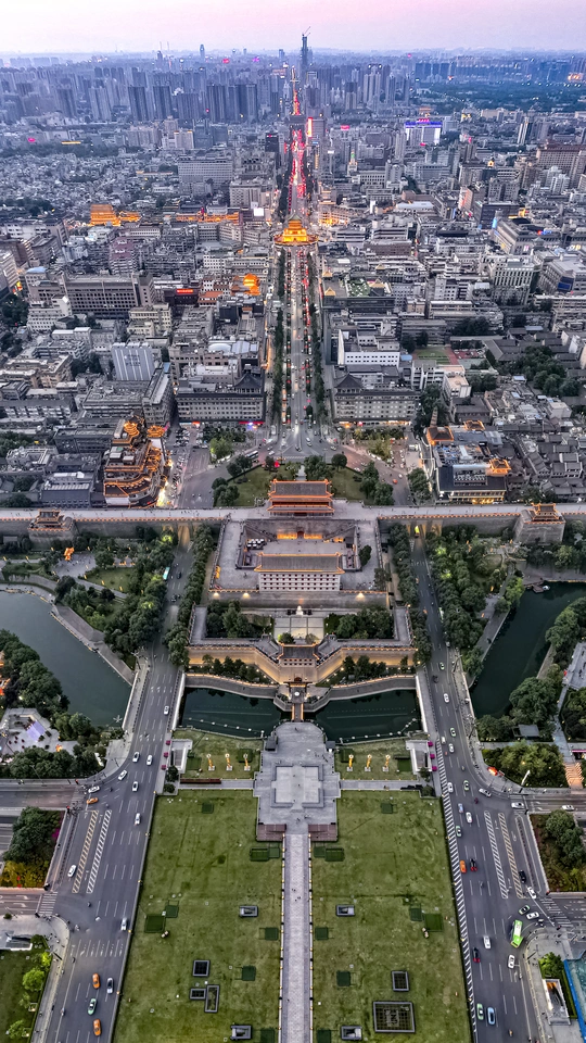 从一栋高层建筑的顶部拍摄的照片