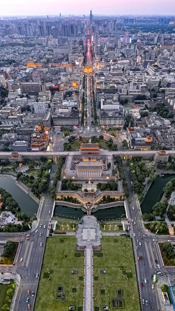 从一栋高层建筑的顶部拍摄的照片