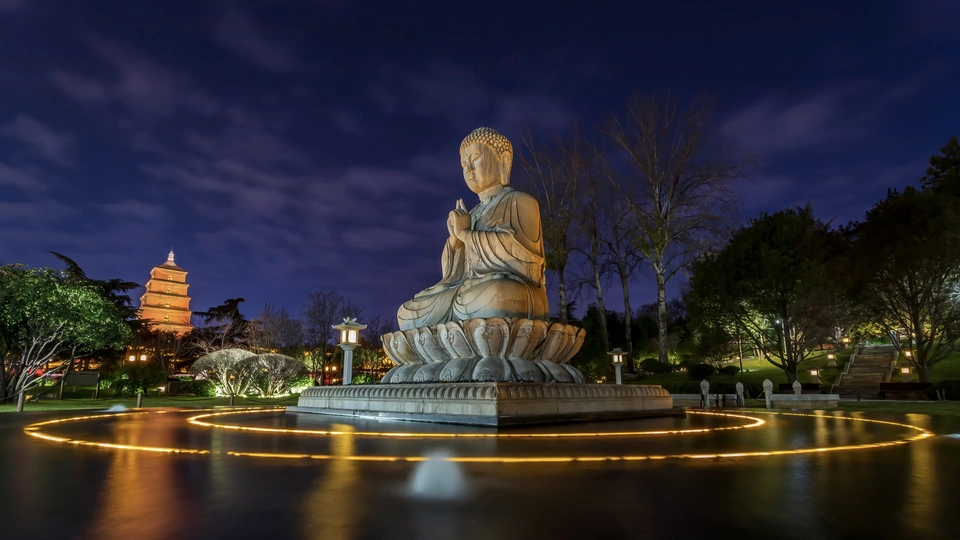 一个大型喷泉 中间坐着作者的雕像