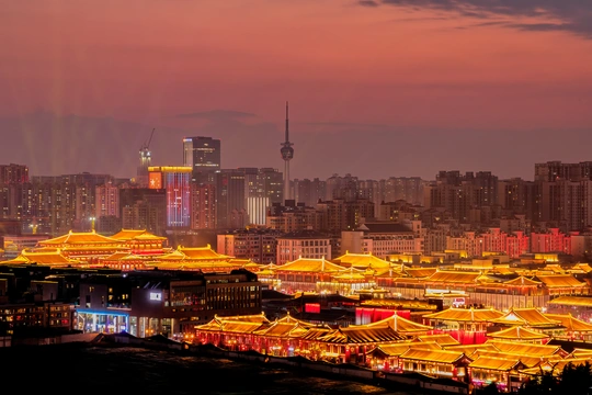夕阳下的城市 天空中点缀着亮起的伞和建筑。