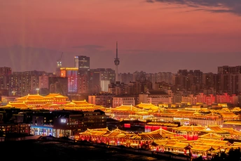 夕阳下的城市 天空中点缀着亮起的伞和建筑。