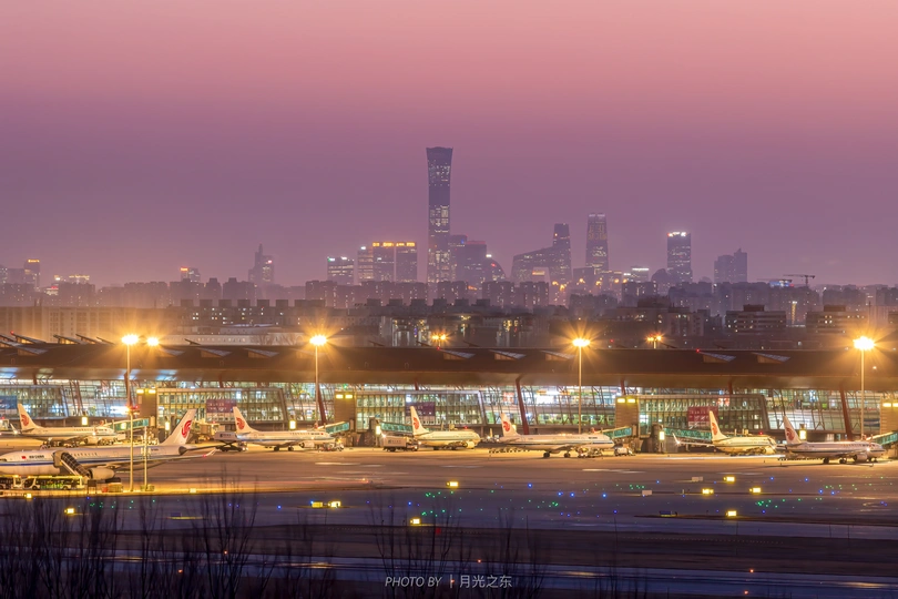 夜晚的机场 背景中有飞机和建筑
