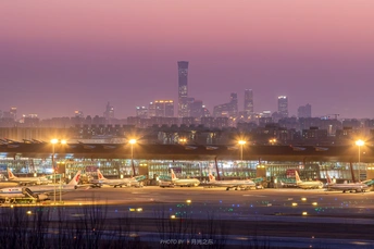 夜晚的机场 背景中有飞机和建筑