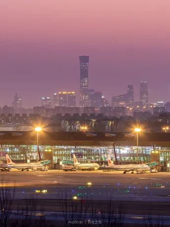 机场停泊的飞机在夜间被照亮