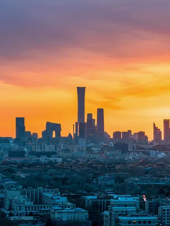 夕阳或日出时的一座城市 夕阳西下时笼罩在天际线上。