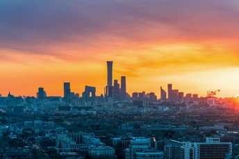 夕阳或日出时的一座城市 夕阳西下时笼罩在天际线上。