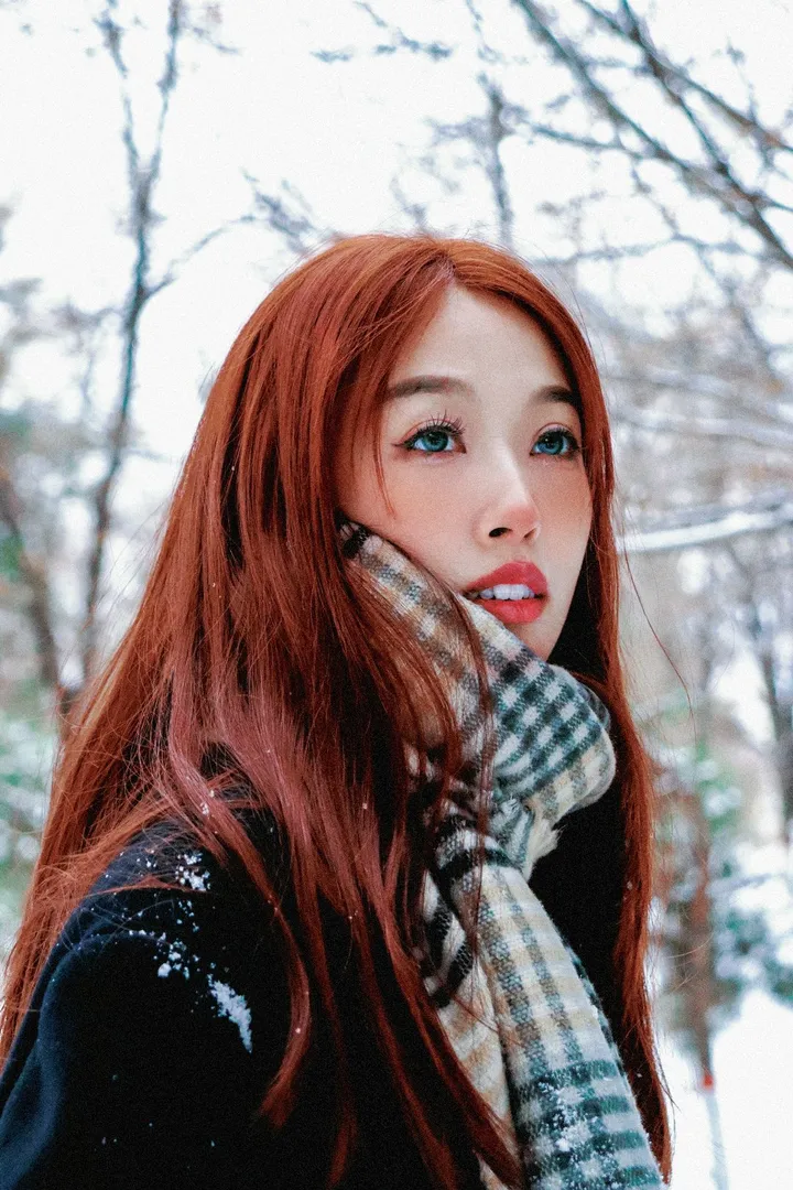 雪天氛围感少女写真｜红发精灵