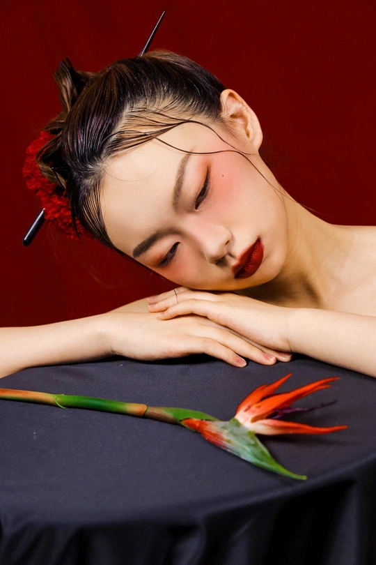 一位美丽的红发年轻女子手里拿着一朵花