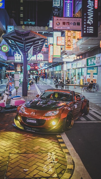 夜晚有很多汽车的城市