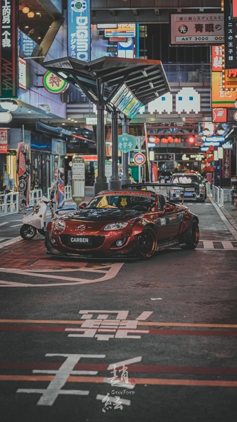 夜晚城市街道上的一辆红色跑车