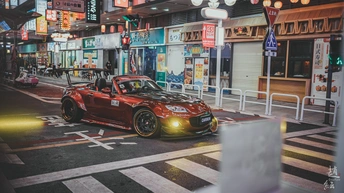 晚上东京街头的一辆汽车