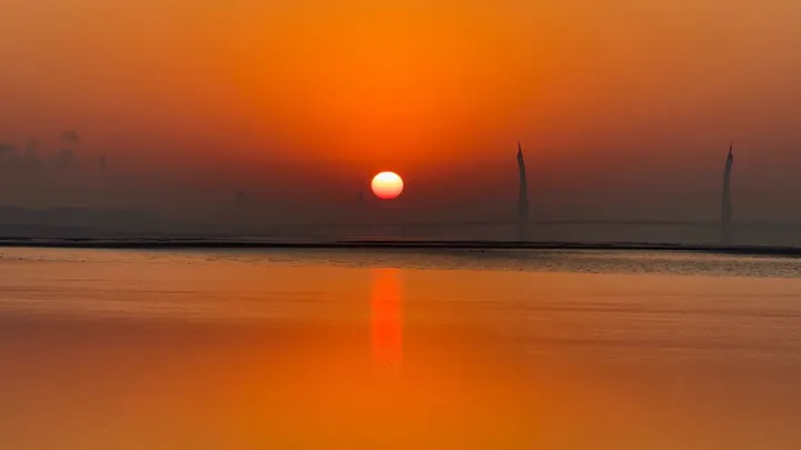 江边日出