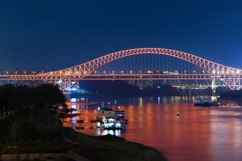 河上的一座大桥在晚上亮了起来