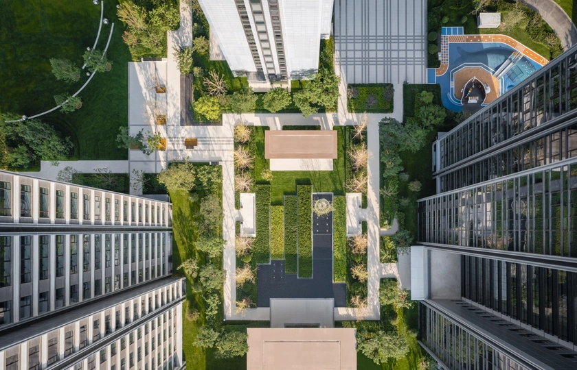 办公楼庭院中的绿地 aerial view of a courtyard with green sp