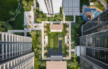 办公楼庭院中的绿地 aerial view of a courtyard with green sp