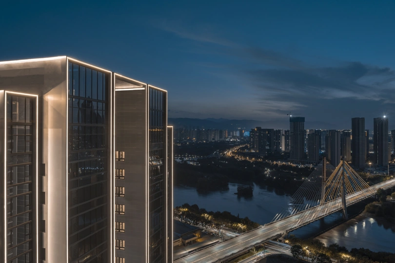 夜晚的城市 高大的建筑和一座桥