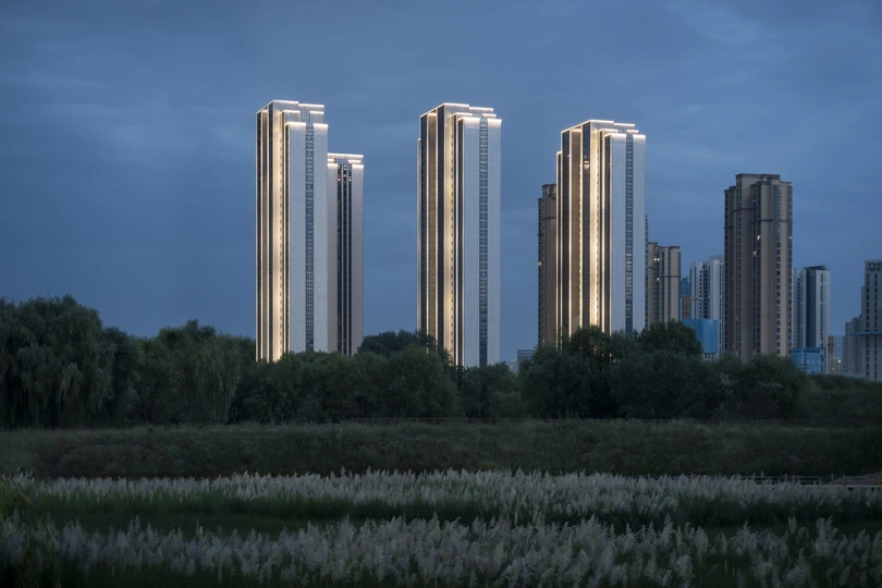 城市夜景的天际线照片 前景有高楼大厦和河流。