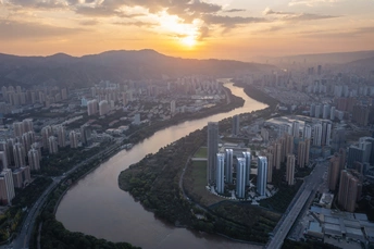城市和河在日落时的 aerial view