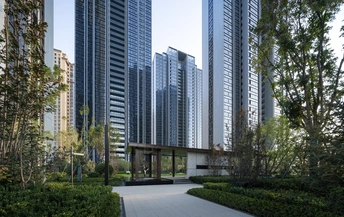 前面有高楼和大树 有一个公园。