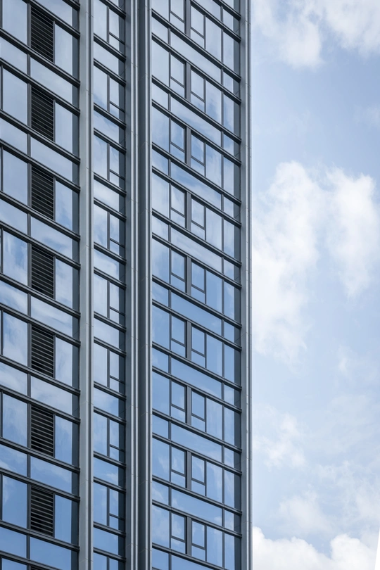 高楼大厦在窗户中反射出蓝天