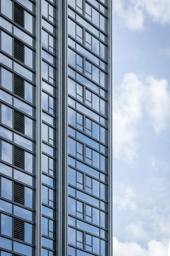 高楼大厦在窗户中反射出蓝天