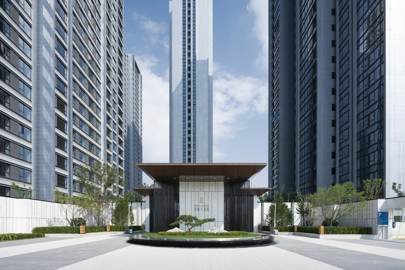 前方高塔前的庭院渲染图 背景有其他摩天大楼。
