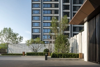 前面有一个高大的建筑物的庭院