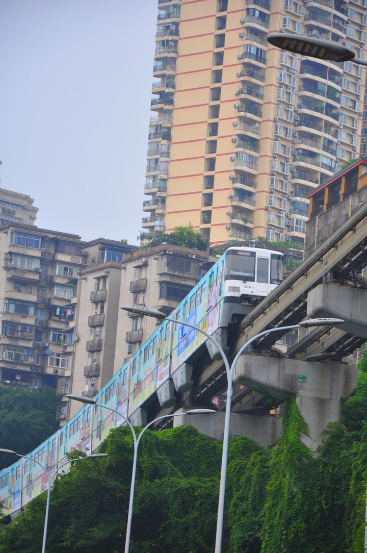穿梭在城市的列车