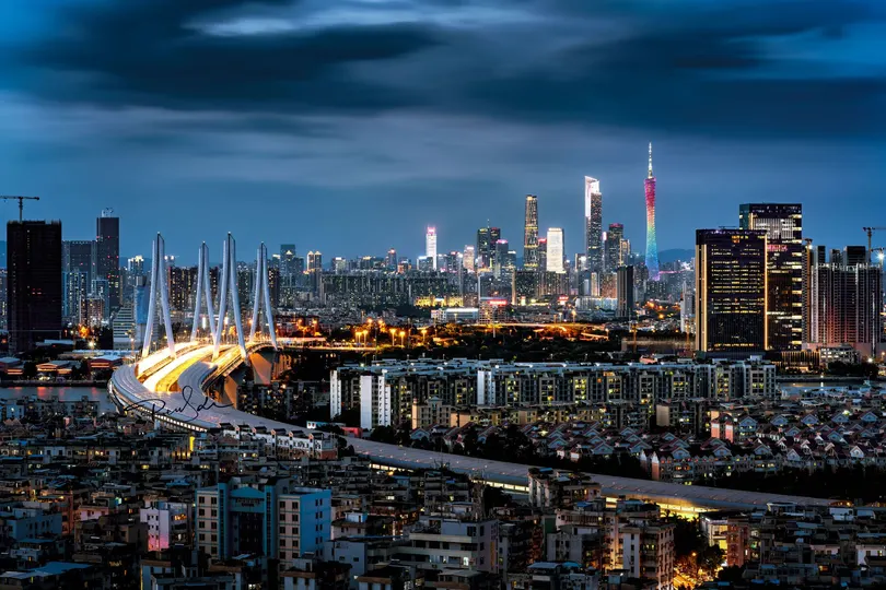 夜晚的城市 天际线被点亮了。