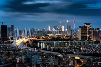 夜晚的城市 天际线被点亮了。