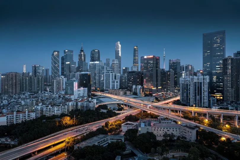 傍晚或夜晚的城市 公路上交通量较少