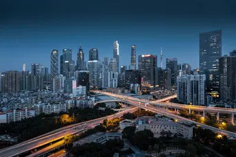 傍晚或夜晚的城市 公路上交通量较少