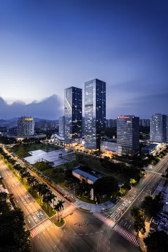 暮色中的城市 前景中有高楼大厦。