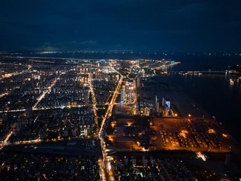 晚上从飞机上俯瞰一座城市