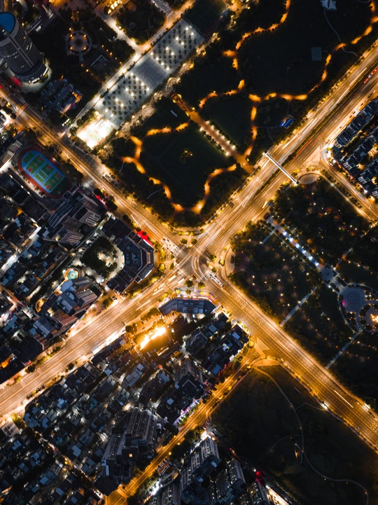 夜间城市的航拍照片