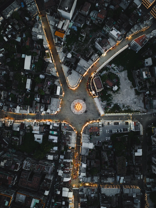 一座城市夜晚的航拍照片 街道上有汽车