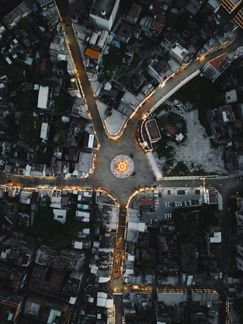 一座城市夜晚的航拍照片 街道上有汽车