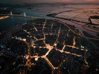 日落时城市和河流的鸟瞰图