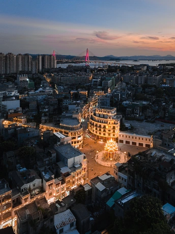 黄昏或日落时的一座城市 中间有一座大型建筑