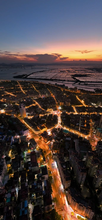 黄昏或日落时的城市 前景是海滩