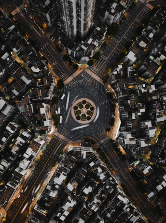 一座高楼林立的城市夜晚的航拍照片