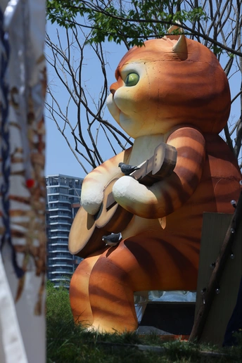 一座猫的雕像 旁边有一棵树