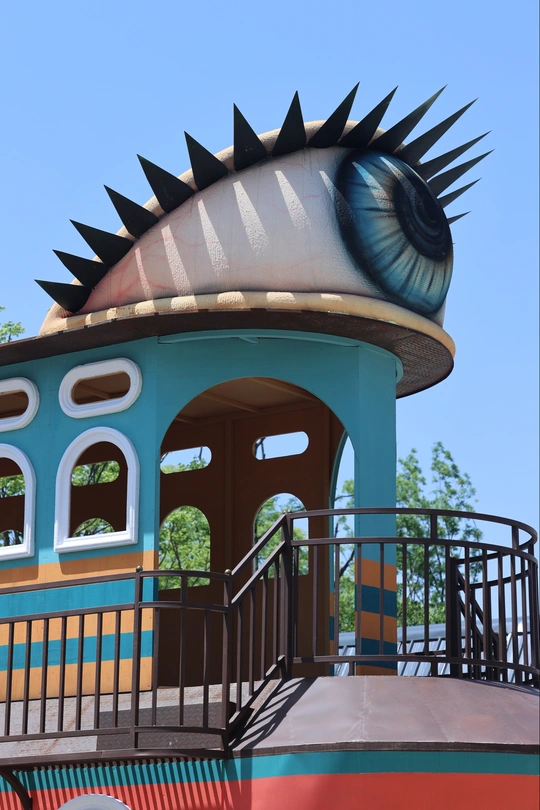 公园里一座五颜六色建筑物的顶部有一个眼睛