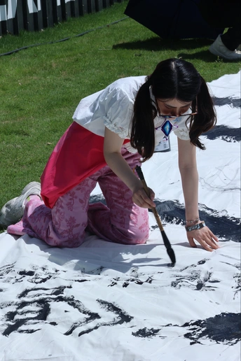 一个年轻女子在草地上织毛毯